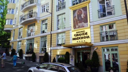 Vchod do hotelu KARLSBAD GRANDE MADONNA
